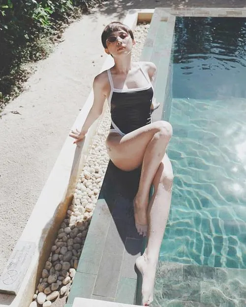 Tóc Tiên xuất hiện trong thời trang biển với body săn chắc nổi bật