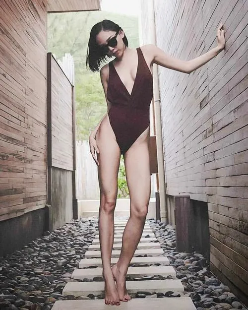 Bikini hai mảnh làm nổi đường cong Tóc Tiên dưới ánh nắng