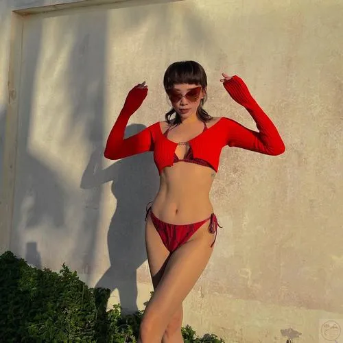 Ảnh bikini sao Việt nổi bật Tóc Tiên giữa biển xanh