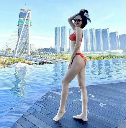 Vóc dáng chuẩn cùng thần thái cuốn hút của Tóc Tiên