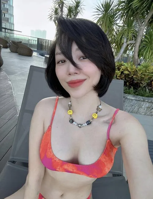 Ánh nắng tôn da giúp Tóc Tiên thêm cuốn hút khi mặc bikini