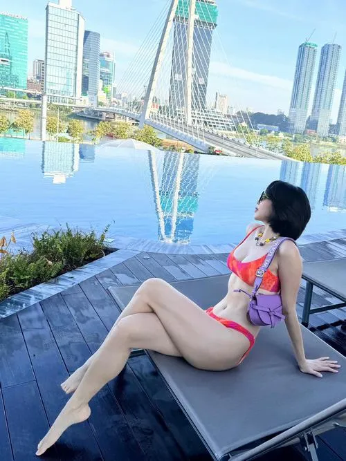 Thần thái quyến rũ giúp Tóc Tiên ghi dấu với ảnh bikini