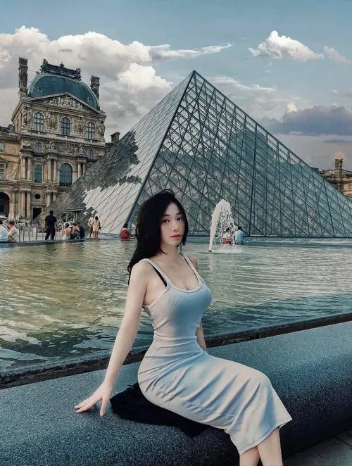 Vẻ đẹp quyến rũ song hành đời sống cá nhân nhiều bàn tán