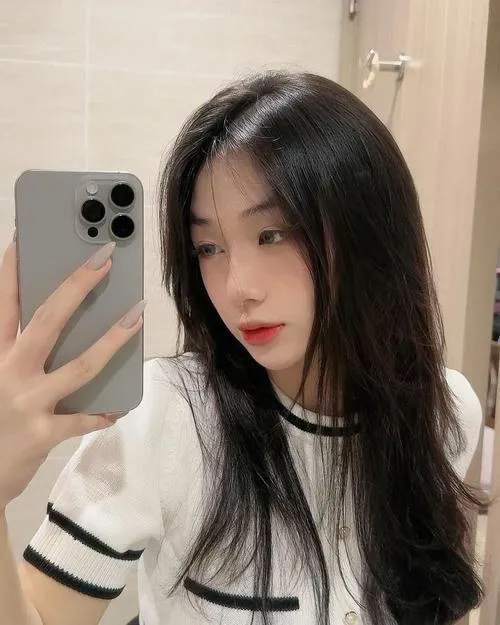 Ảnh đời thường của Trần Hà Linh khiến nhiều người không rời mắt