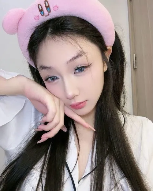 Trần Hà Linh nổi bật nhờ gương mặt ưa nhìn và khí chất tự tin