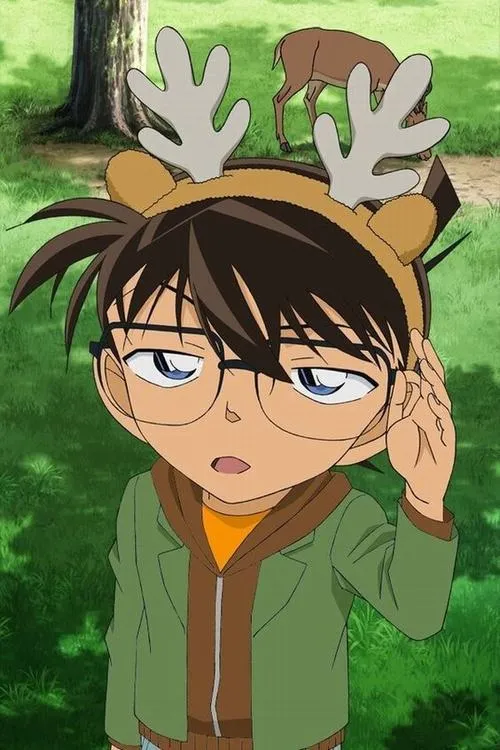 Ảnh Conan đội bờm tuần lộc, nền xanh lá, biểu cảm ngơ ngác khiến ai nhìn cũng bật cười