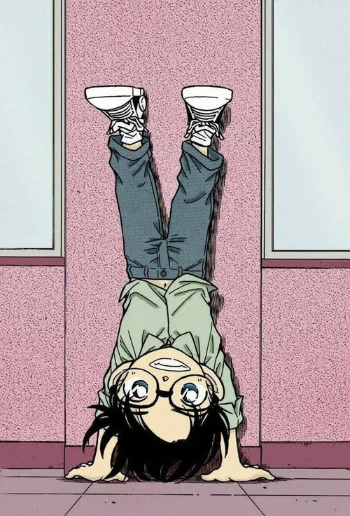 Hình nền Conan lộn ngược chống tay, nền hồng tối giản, nhìn vừa hài vừa đáng yêu