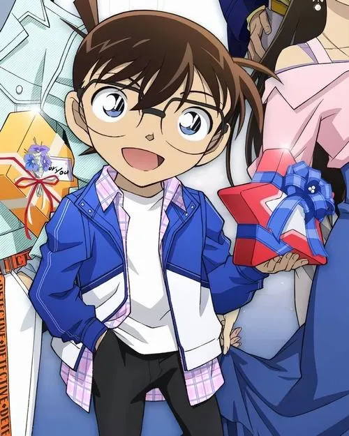 Ảnh Conan mặc sơ mi xanh, dáng đứng tự tin, phía sau có bạn bè tạo cảm giác ấm áp