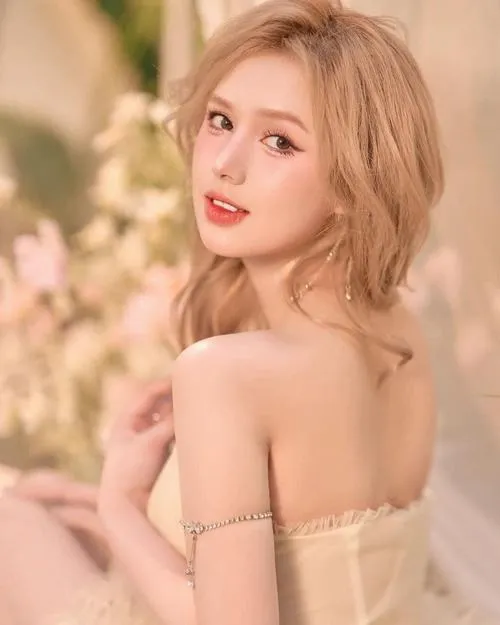 Cuốn mắt với bikini cut out tôn ngoại hình Xoài Non