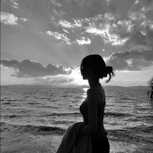 Ảnh đại diện nữ lặng thinh gương mặt nghiêng ánh sáng yếu