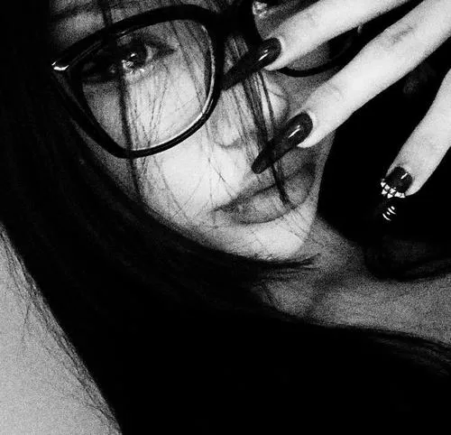 Phong cách Dark aesthetic nữ tối giản với cảm xúc nén