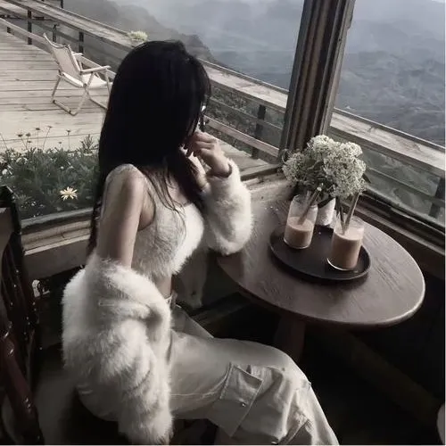 Chân dung Street mood nữ cá tính kín tắt nắng