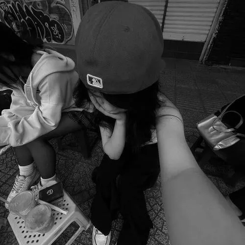 Hình avatar cute nữ lạnh nhưng có chiều sâu tóc tối màu mềm