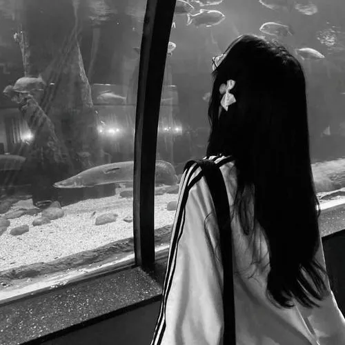 Hình profile cute nữ xa cách bờ môi khép màu nhạt