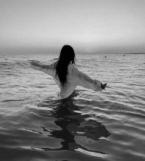 Avatar ảnh buồn nữ lạnh lùng hợp mood những ngày không muốn nói nhiều