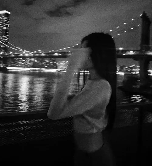 Ảnh avatar nữ buồn sâu nhưng dịu nhẹ dưới ánh sáng mềm