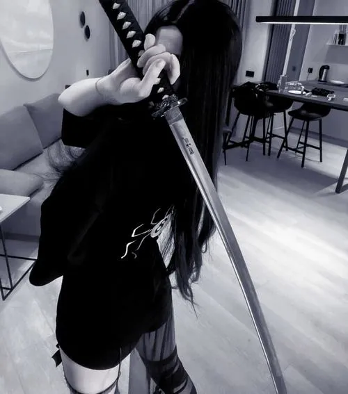 Avatar dễ thương nữ sâu đôi mắt trong không gian sáng