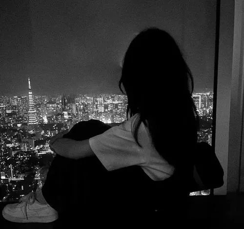 Ảnh hiển thị nữ xa cách cửa sổ mờ ánh sáng yếu