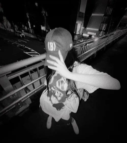 Ảnh cá nhân nữ lặng thinh dáng vai thư giãn