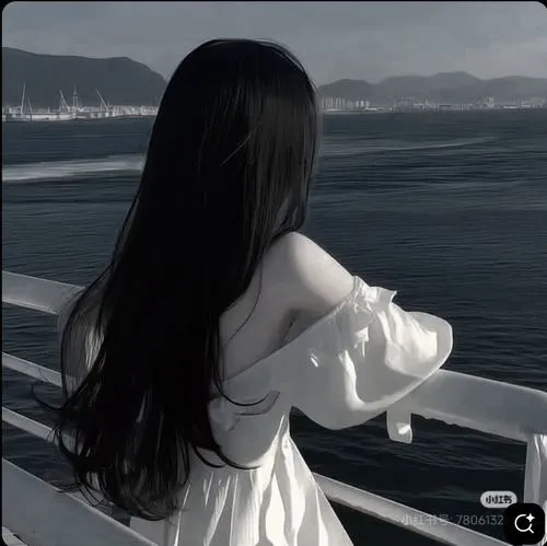 Chân dung nữ tối giản thanh thoát im lặng nhẹ