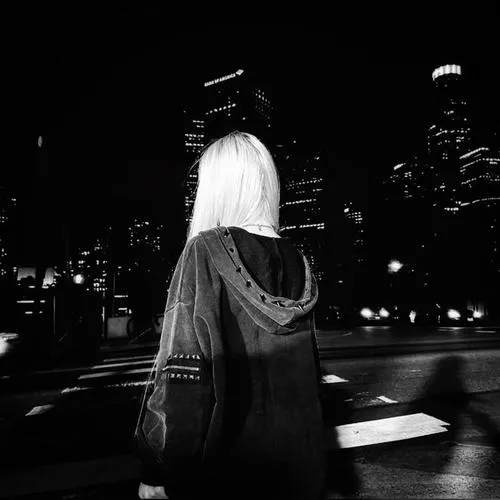 Ảnh đại diện cá nhân nữ trầm lắng gò má bóng đổ