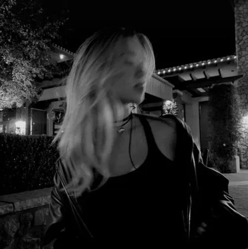 Avatar dễ thương nữ sâu ánh mắt lạnh cảm xúc nén