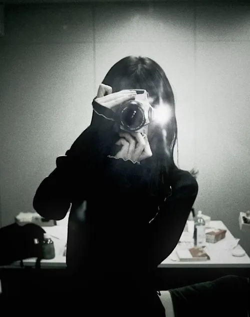 Avatar nữ trầm gương mặt nghiêng không gian tạo cảm giác xa cách