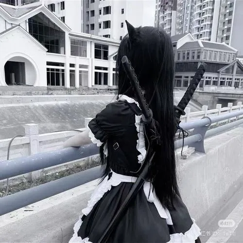 Hình profile cute nữ xa cách ánh nhìn lệch khung tường xi măng