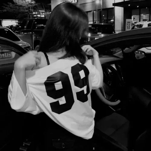 Vibe Dark aesthetic nữ tối tương phản thấp