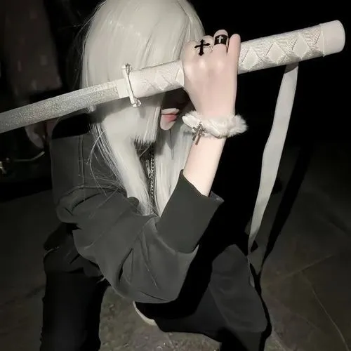 Hình profile nữ xa cách màu sắc củng cố cảm giác cô lập