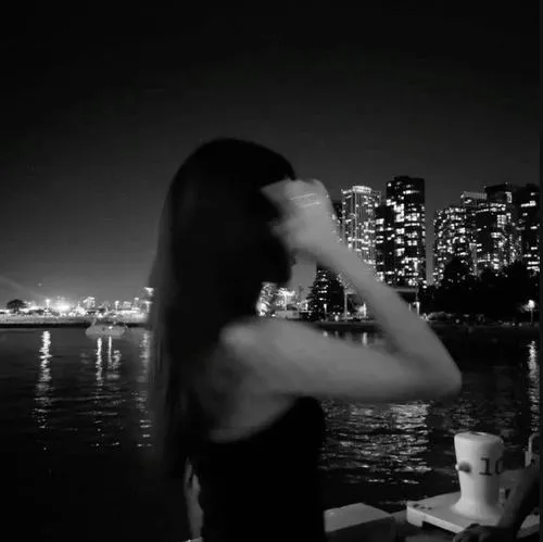 Ảnh trang cá nhân nữ cô độc cổ áo tối giản