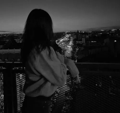 Ảnh cá nhân nữ trầm lắng dáng vai tĩnh