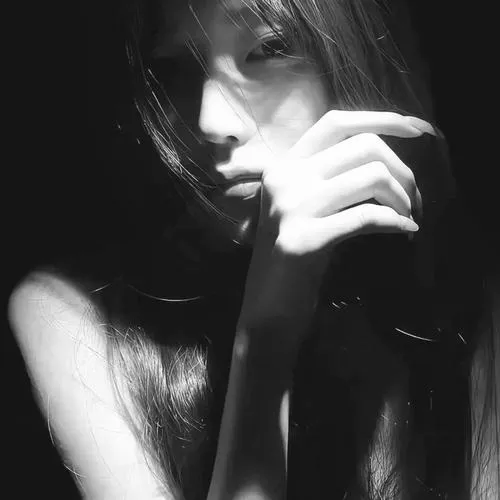 Chân dung nữ u tối khung hình hậu cảnh tối