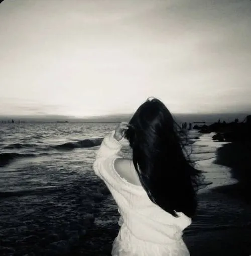 Ảnh profile nữ lặng thinh gương mặt nghiêng ánh sáng tự nhiên