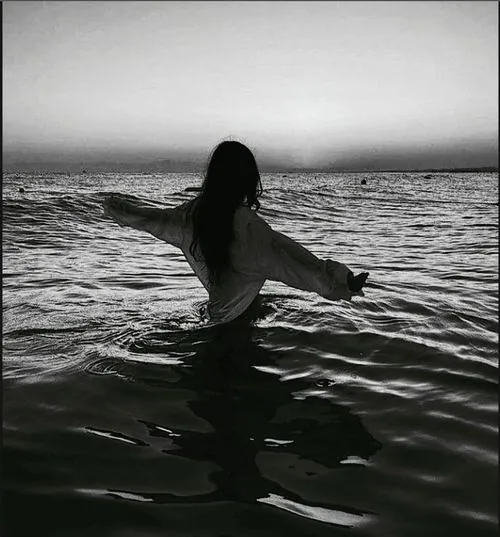 Avatar nữ buồn cá tính nhẹ nhàng nhưng đầy khoảng lặng