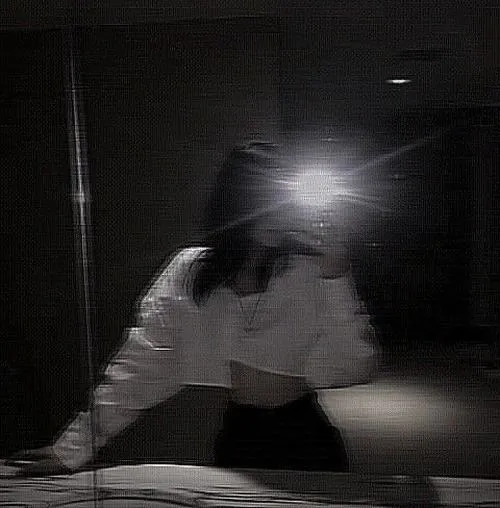 Hình đại diện nữ trầm lắng ánh mắt xa trong không gian mở