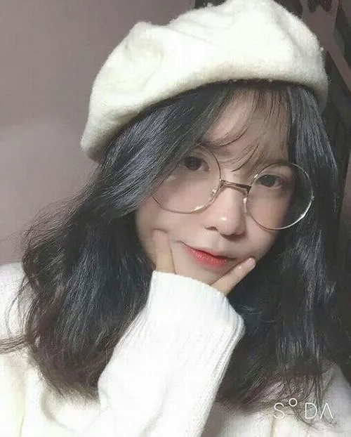 Ảnh cận mặt gái xinh ánh mắt biết nói rất cuốn hút