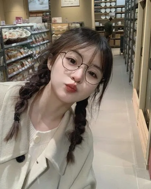 Ảnh avatar ánh mắt trong trẻo đúng phong cách học đường