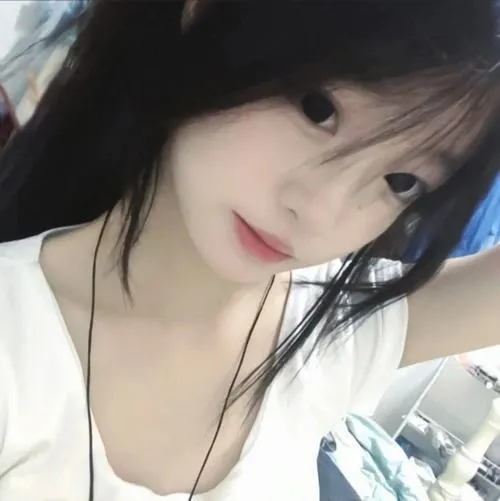 Ảnh avatar thần thái dịu dàng nhờ trang phục màu sắc hài hòa