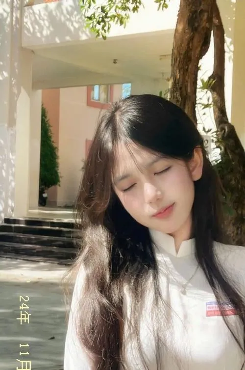 Avatar dễ thương da trắng hồng phối ánh sáng nhẹ