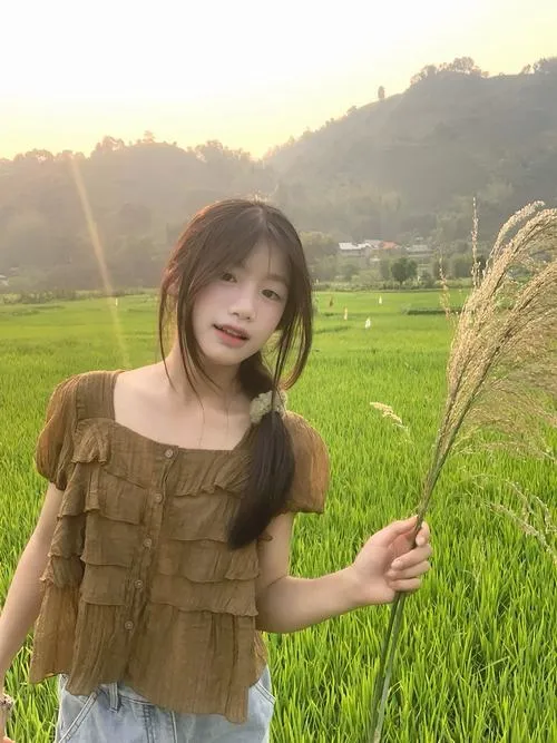 Ảnh avatar gương mặt gái xinh ánh sáng nhẹ làm nổi bật nét dịu dàng