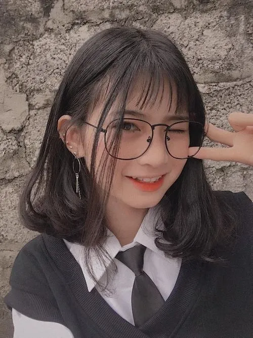 Hình avatar cute ánh sáng trong nhà làm nổi bật gương mặt