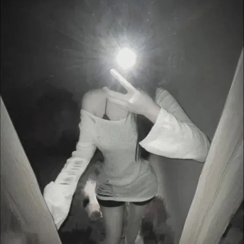 Ảnh avatar gái 2k5 khoe gương mặt trẻ với ánh nhìn dịu