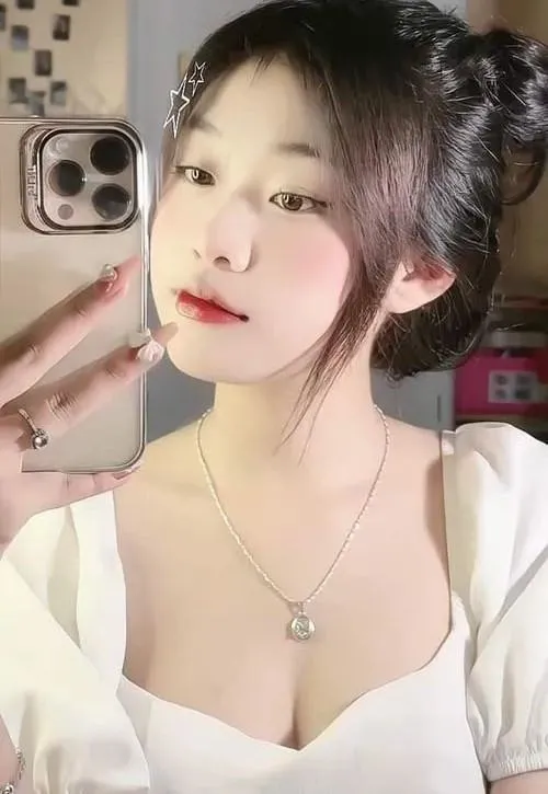 Ảnh profile thiếu nữ đầu 2k kết hợp trang phục và phong cách học đường