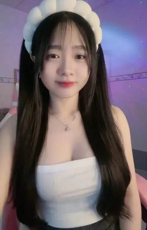 Ảnh profile gái 2k5 phối thời trang basic phản ánh cá tính