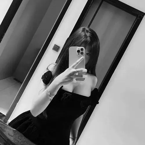 Hình đại diện thiếu nữ đầu 2k giữ biểu cảm mộc rất gần