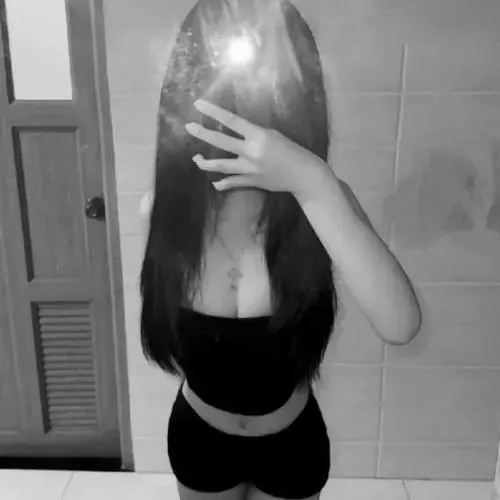 Ảnh avatar con gái sinh năm 2005 với mái tóc tạo cảm giác thị giác