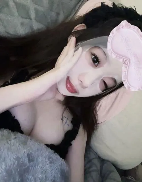 Hình đại diện bạn nữ tuổi 20 thể hiện vibe học trò rõ ràng