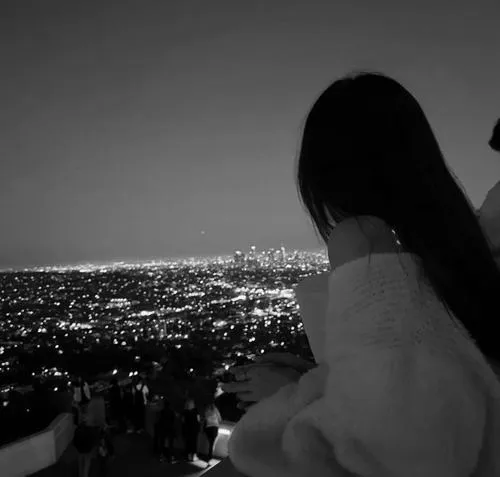 Ảnh avatar buồn sâu chất nữ với ánh mắt xa tĩnh