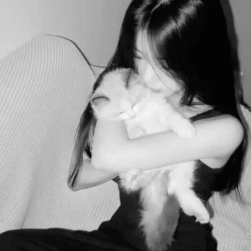 Vibe Noir nữ u tối im lặng trong không gian tối